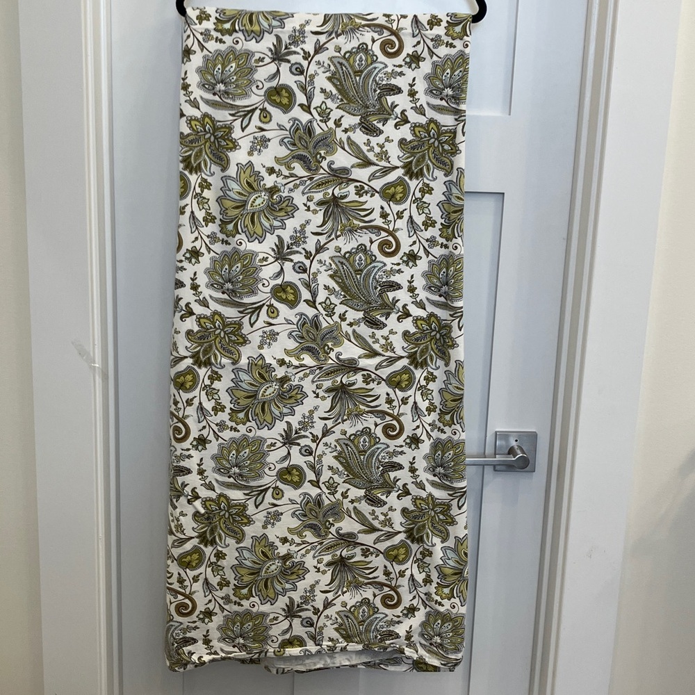 Envogue White and Olive Patterned Cotton Tablecloth
